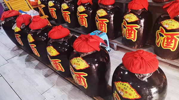 劍邑酒業(yè)土酒坊分析選擇白酒加盟品牌需要考慮的因素