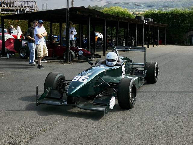 F1赛车战术解析：节奏与空间如何决定走势（球迷文化视角）